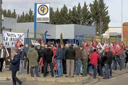 Concentración de ayer de trabajadores de ‘Frenos y Conjuntos’ a la puerta de la factoría de la avenida de Burgos.-P. REQUEJO