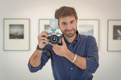 Josep Costa posa con su cámara en la galería.-MIGUEL ÁNGEL SANTOS