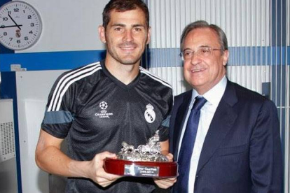 Florentino Pérez le entrega el obsequio a Casillas en el vestuario del Santiago Bernabéu-Foto: REAL MADRID