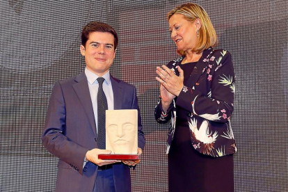 Alexandre Pérez tras recibir el premio de la consejera de Economía y Hacienda, Pilar del Olmo.-J. M. LOSTAU