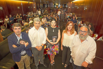 Paula Aguirrezabala, en el centro de la imagen, junto a sus padres; a la izquierda, Pablo Lago y a la derecha, el editor José María de la Quintana.-J. M. LOSTAU