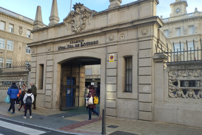 Acceso del colegio Lourdes de Valladolid.- E.PRESS