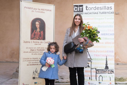 La joven Laura Martínez con la niña Olivia de la Cruz tras su elección. / E. M.