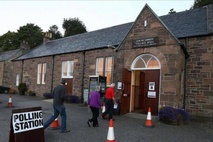 Los votantes llegan a la remota localidad de Lohcarron, en las Highlands.-Foto: AP / LYNNE CAMERON