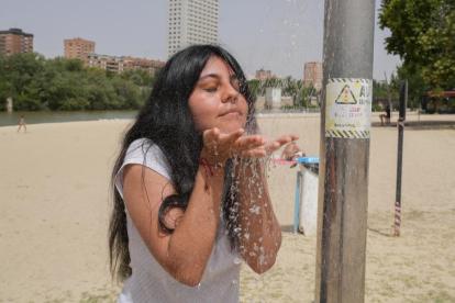 Las duchas de la playa de las Moreras de Valladolid, una solución frente a la ola de calor. -J.M. LOSTAU