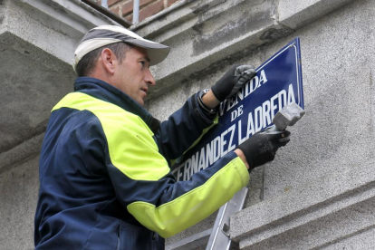 Un operario municipal retira la placa en la avenida Fernandez Ladreda.-ICAL