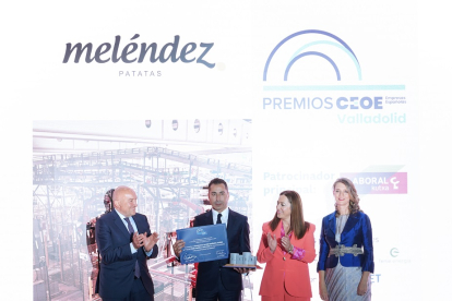 Javier Meléndez recoge el Premio en presencia de Jesús Julio Carnero, Virginia Barcones y Ángela de Miguel. ICAL