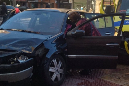 Una mujer herida tras colisionar su vehículo con una ambulancia en servicio en Valladolid. -EP
