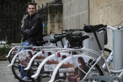 Luis Méndez, estudiante de la USAL, en uno de los puntos de préstamo del servicio público de bicicletas de Salamanca.-ENRIQUE CARRASCAL