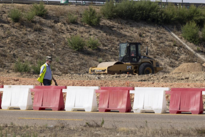 Obras en la rotonda de la entrada de La Cistérniga y salida hacia la A-11 en Valladolid.- PHOTOGENIC/ CARLOS LLORENTE