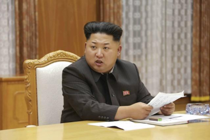 El líder norcoreano Kim Jong-un durante la reunión de emergencia de la Comisión Militar Central de Corea del Norte.-KCNA (REUTERS)
