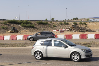Obras en la rotonda de la entrada de La Cistérniga y salida hacia la A-11 en Valladolid.- PHOTOGENIC/ CARLOS LLORENTE