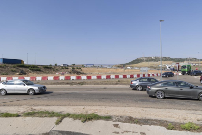 Obras en la rotonda de la entrada de La Cistérniga y salida hacia la A-11 en Valladolid.- PHOTOGENIC/ CARLOS LLORENTE