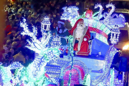 La carroza de Papá Noel y los renos llegan a la plaza Mayor de Valladolid para poner fin al desfile. E.M.