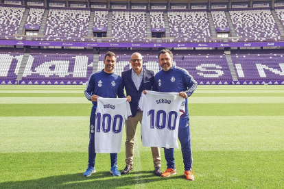 Ribera y Sergio posan con la camiseta conmemorativa de sus cien partidos en Primera con el consejero delegado, Matthieu Fenaert.-REAL VALLADOLID.ES