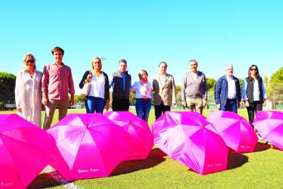 Imagen institucional con los paraguas rosas en el campo de 'Los Pinos' de Simancas. / E. M.
