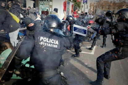 Cargas de los Mossos contra los CDR en Drassanes, en Barcelona.-FERRAN NADEU