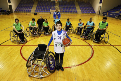 Adrián López posa con la silla, rodeado por sus compañeros de la Escuela del Fundación Grupo Norte.-J.M.LOSTAU