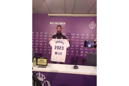 Joaquín, posa con la camiseta con el año 2023 que finaliza su nuevo contrato. EM