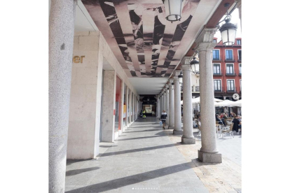 Mural 'Pasajera' de Susana Blasco en el soportal del Banco Santander en la plaza Mayor. -CREART