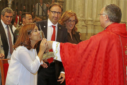 Sáenz de Santamaria besa la reliquia de San Antolín.-Julio Villarubia