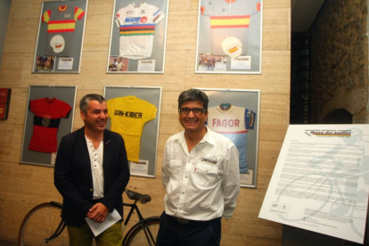El concejal de Cultura del Ayuntamiento de Ponferrada, Santiago Macias (I), junto al coleccionista Miguel Rodríguez Ufano (D), presentan la exposición de maillots de ciclismo históricos del Museo del Maillot en el Museo del Bierzo de Ponferrada (León)-Ical