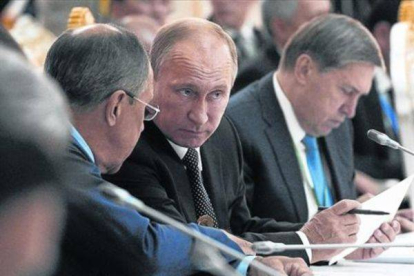 El presidente Putin consulta con su ministro de Asuntos Exteriores durante una cumbre en Dushanbé, ayer.-Foto:  AFP / MICHAEL KLIMENTYEV