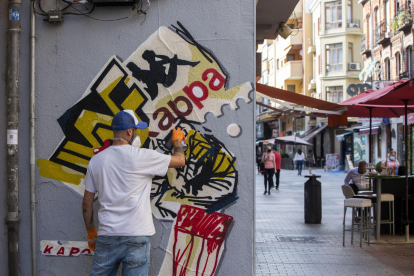 Mural 'Cinco muñecos a pie de calle' de Kapone en la calle Platerías. -AYUNTAMIENTOVLL