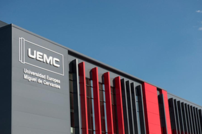 Detalle de la fachada de la UEMC.-UEMC