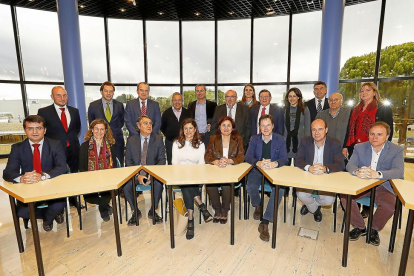 Foto de familia de la visita de Miriam González y Nick Clegg a las instalaciones del Parque Tecnológico de Boecillo.-J. M. LOSTAU