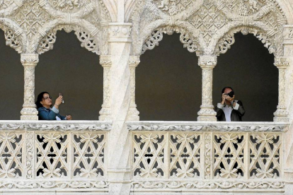Dos turistas fotografían el claustro del Colegio de San Gregorio, sede del Museo Nacional de Escultura-J.M.Lostau