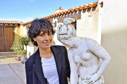 La investigadora y empresaria María José Celemín, junto a la estatua de la diosa griega Afrodita, que se encuentra en el patio de una de sus casas rurales de Castronuño (Valladolid). ArgiComunicación-ARGICOMUNICACIÓN