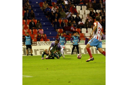 Moyano cae dentro del área tras ser derribado por José Juan en un claro penalti que el árbitro no señaló.-PHOTO-DEPORTE