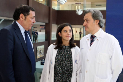 El consejero de Sanidad, Antonio María Sáez, junto a la doctora María Samaniego y el jefe del Servicio de Pediatría del hospital Río Hortega de Valladolid, Fernando Centeno-Ical