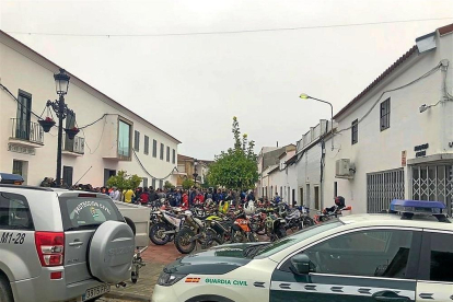 Vecinos concentrados en el Campillo con vehículos y motos para la búsqueda de la joven zamorana.-EUROPA PRESS