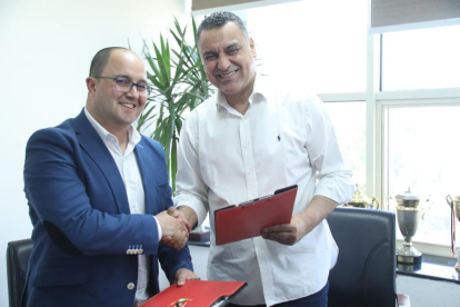 Gordo tras firmar el contrato con Khaled El Awady, director de actividades deportivas del Al Ahly. / E.M.