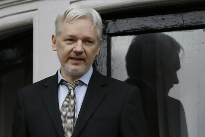 Julian Assange en el balcón de la embajada de Ecuador en Londres.-AP / KIRSTY WIGGLESWORTH