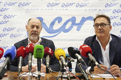 El presidente y el director general de ACOR, Jesús Posadas y José Luis Domínguez, respectivamente, presentan los resultados económicos de la cooperativa durante el ejercicio 2022-2023. ICAL