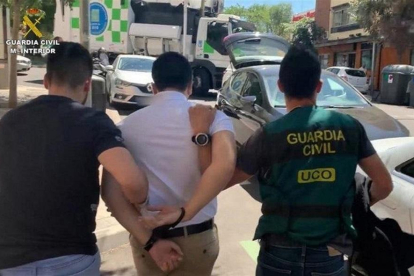 Momento en el que la Guardia Civil detiene a Lupin en Madrid tras un año de investigación.-E. M.