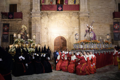 Procesión de El Encuentro de la Virgen de las Angustias y el Cristo Camino del Calvario.-J. M. LOSTAU