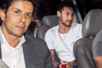 Neymar llega al hospital de Balo Horizonte para la operación junto al cirujano.-AFP / NELSON ALMEIDA