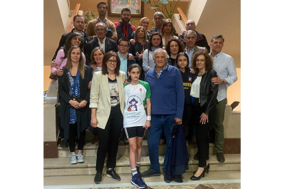 La familia Moratinos posa en las escaleras del Colegio Lourdes tras la presentación del libro de pepe. / M. G. EGEA