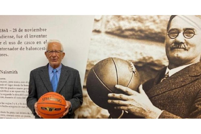 Pepe Mortainos, en una imagen de archivo en la FBCyL junto a la imagen del fundador del baloncesto. / G. VELASCO