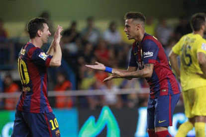 Messi y Neymar se felicitan tras el gol de Sandro que dio el triunfo al Barça.-Foto: MIGUEL LORENZO