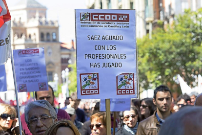 Una manifestante sostiene una pancarta contra Sáez.-PABLO REQUEJO (PHOTOGENIC)
