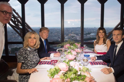 Alain Ducasse, con los matriumonios Macron y Trump, en el restaurante de la Torre Eiffel Jules Verne, en el 2017.-SAUL LOEB