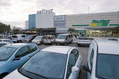 Imagen del centro comercial Vallsur tomada desde su entrada por el Paseo Zorrilla.-J. M. Lostau