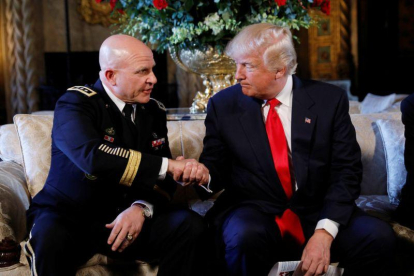 Trump (derecha) estrecha la mano del nuevo asesor, H.R. McMaster, tras el anuncio en Florida, el 20 de febrero.-REUTERS / KEVIN LAMARQUE / REUTERS
