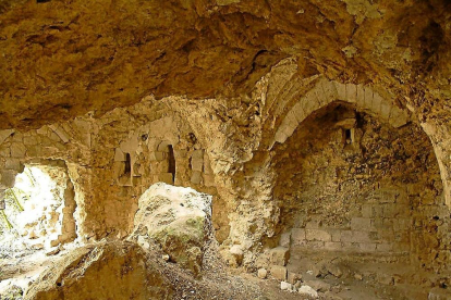 Interior de la cueva de la Virgen de La Armedilla, que replicaron los monjes Jerónimos en la cripta de la iglesia para trasladar la imagen.-REPORTAJE GRÁFICO: AAMA