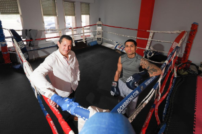 Salvi Jiménez,, en el gimnasio del Club Boxeo Valladolid junto a Alfonso Cavia 'El Cubi'. - PHOTOGENIC
